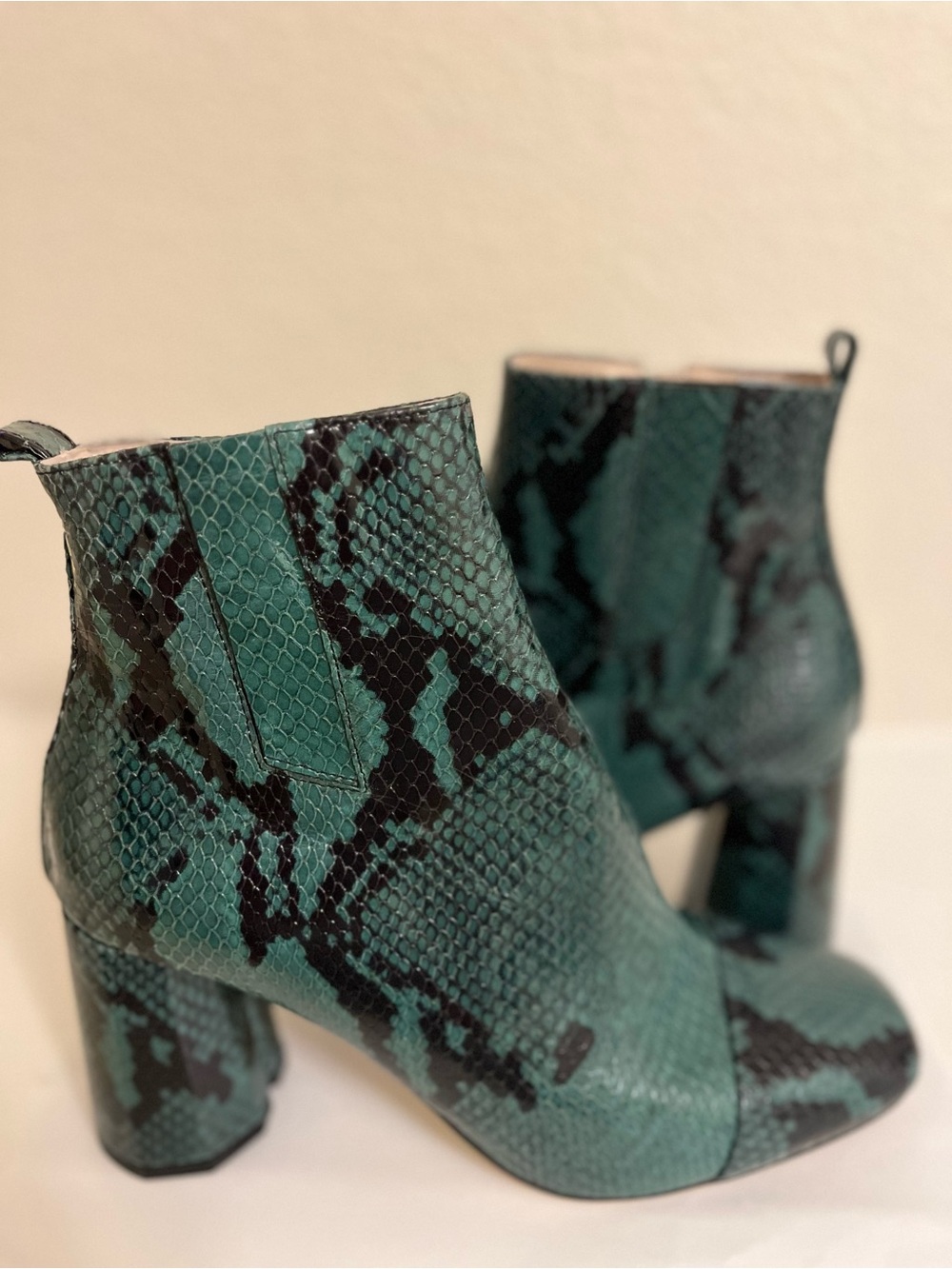 SueComma Bonnie Green Snake-Print Block Heel Ankle Booties - US 9 NWOB